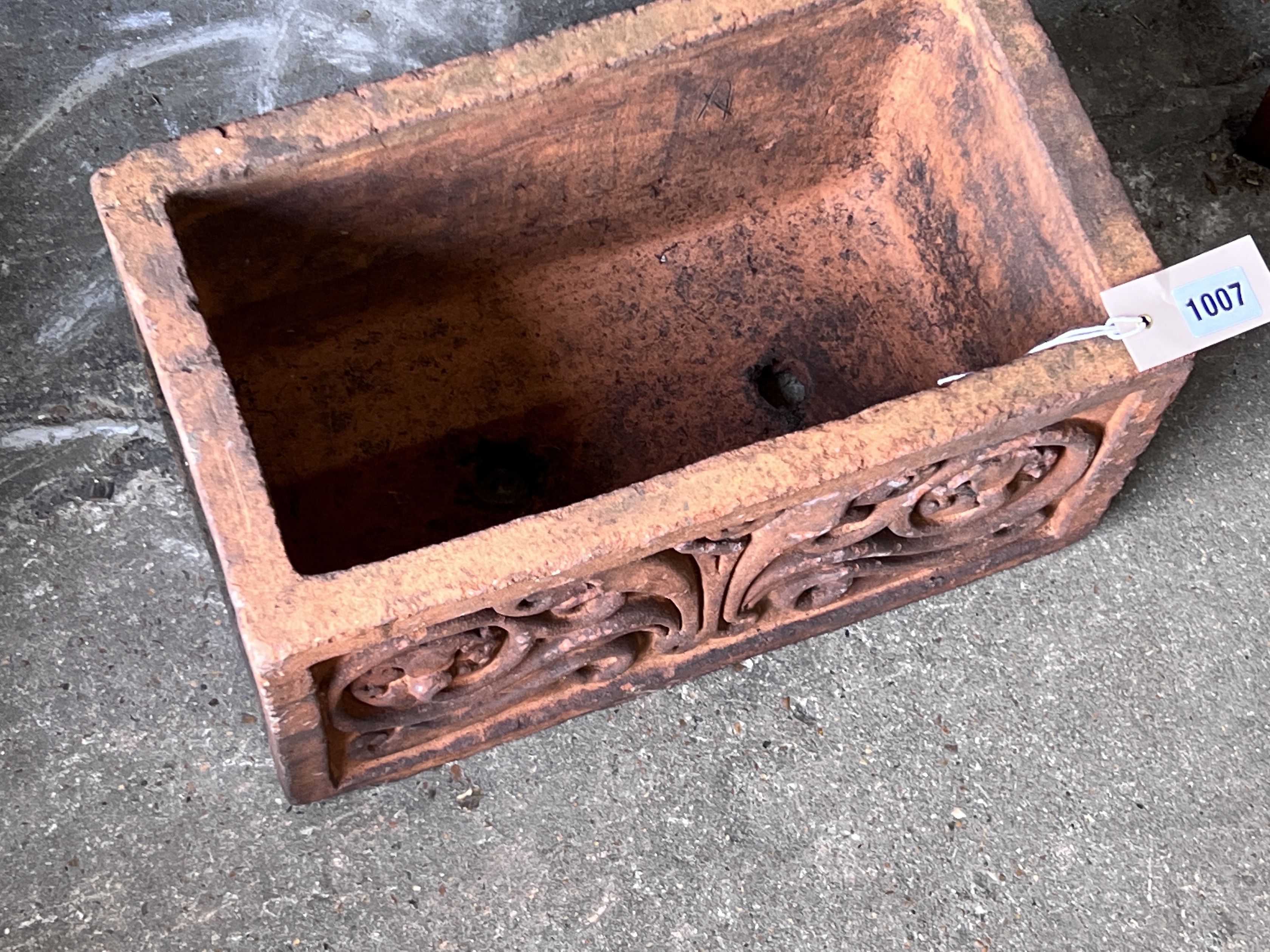 A Compton rectangular terracotta planter, width 39cm, depth 22cm, height 20cm